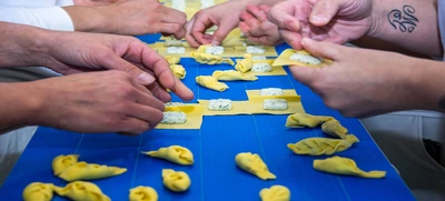 Dettaglio della chiusura manuale dei tortelli